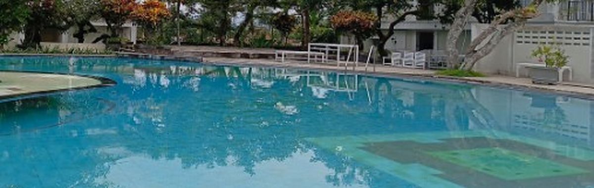 Piscina de agua cristalina tratada con cloración salina en una urbanización de la Costa del Sol