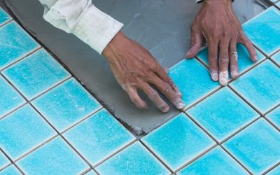 Comparativa gresite, liner y microcemento para el interior de piscinas