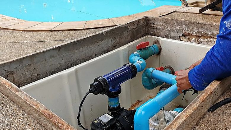 Célula de cloración salina instalada junto a la bomba de una piscina