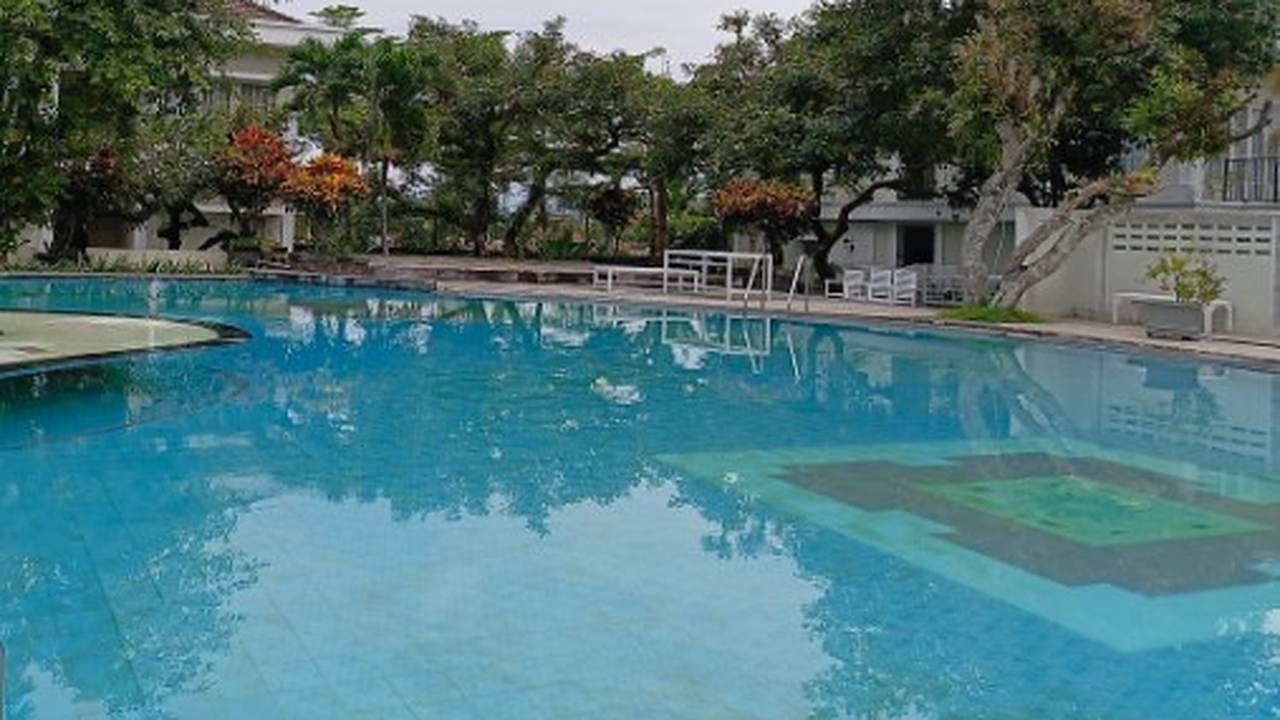 Piscina de agua cristalina rodeada de jardín en Málaga
