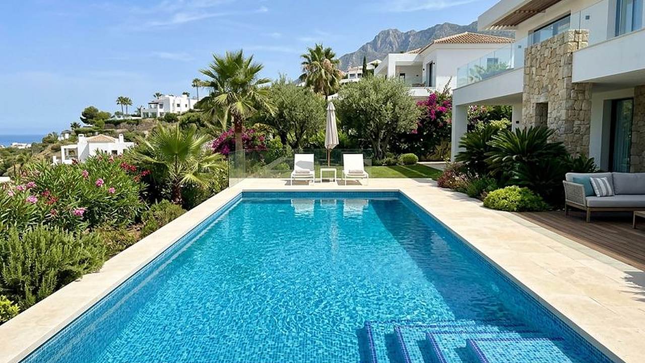 Piscina de obra rectangular recién terminada en una urbanización de la Costa del Sol