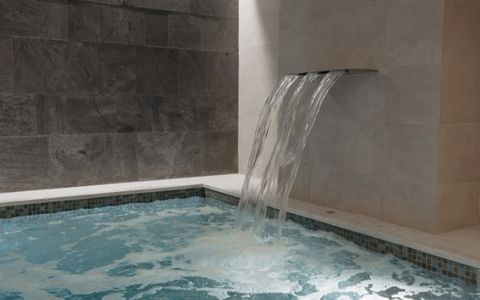 Spa de obra con hidromasaje y caño de agua