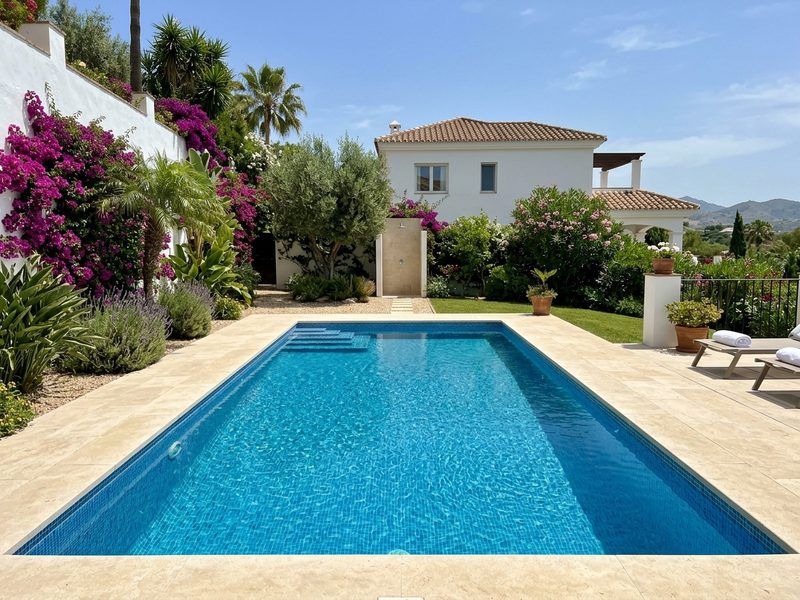 Piscina completamente rehabilitada con coronación nueva en Marbella
