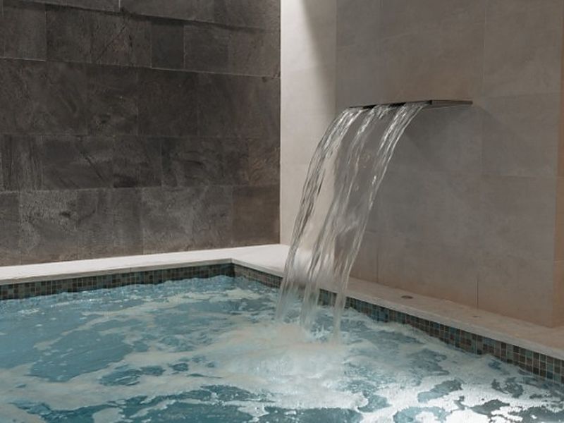 Jacuzzi de obra con gresite — Marbella Golden Mile