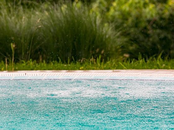 Agua en movimiento de un jacuzzi con hidromasaje en funcionamiento