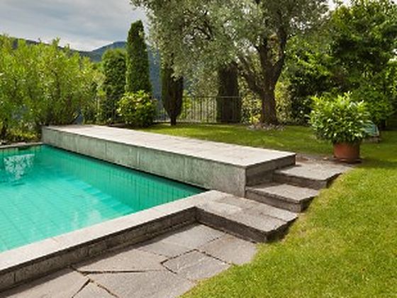 Piscina de jardín lista para la temporada tras el mantenimiento en Estepona