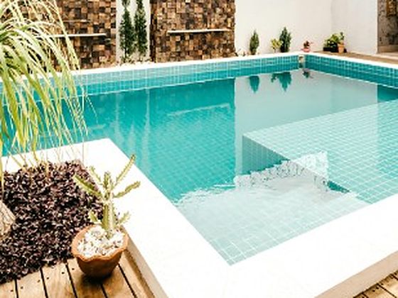 Piscina con tarima de madera mantenida en Málaga capital