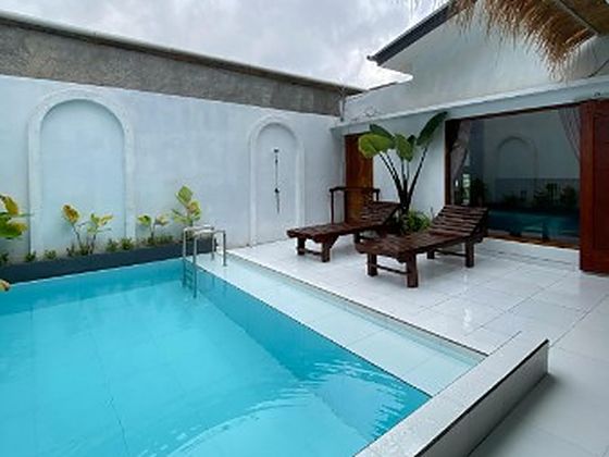 Piscina de una casa andaluza con el agua a punto en Mijas